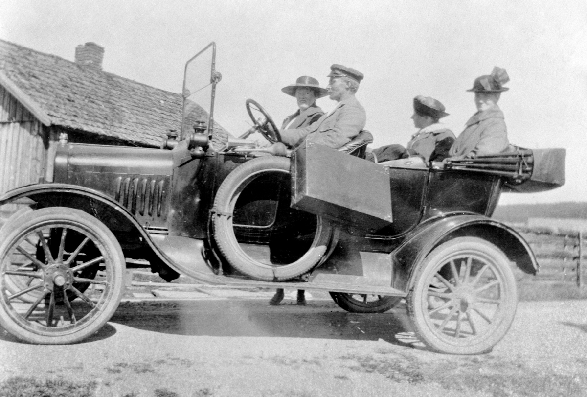 Anno Domkirkeodden, FORD T MODELL ELDRE ENN 1920, BIL MED ÅPEN KALESJE, SJÅFØR: NIKOLAI WESTGÅRD, NIKOLAI, FORAN: EDIT KARLSEN, BAK: MARGRETE JENSEN, PAULINE FALLBAKKEN, FØRSTE DROSJEBILEN I VALLSET