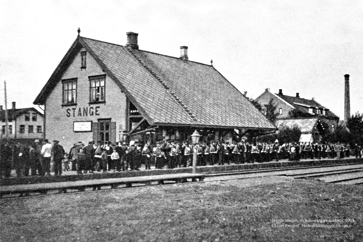Anno Domkirkeodden, STANGE JERNBANESTASJON, FRA MILITÆRMOBILISERINGEN 1905, SOLDATER OPPSTILT PÅ PERRONGEN. POSTKORT. TROLIG TATT EN AV MOBILISERINGSDAGENE 15 ELLER 16 SEPTEMBER. SOLDATER FRA STANGE BLE SENDT TIL GRENSEVAKT I TRYSIL OG SOLØR.