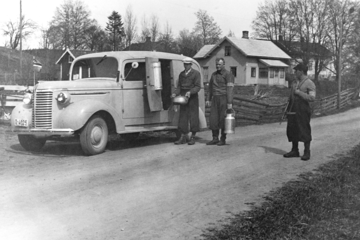 Anno Domkirkeodden, HJEMMESTYRKEN, TRANSPORT AV MAT MED VAREBIL, GRUPPE: 3 FRA VENSTRE: OLE BJØRNSTAD MED MASKINPISTOL, HUSE, HEKNE, BRYHNIHAGEN SKOLE, FREDSDAGENE. Chevrolet 1939. Reg. nr. D-4025