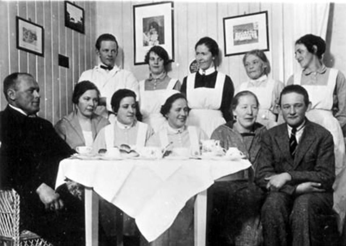 Anno Domkirkeodden, GRUPPE: 11, BETJENING, SANDERUD SYKEHUS, INTERIØR: ROMMET TIL OLAUG OLSTAD, FRA VENSTRE: UKJENT, UKJENT, OLAUG OLSTAD, AGNETE OLSEN, UKJENT, JENS BORGEN, BAK: EILERT OLSEN, UKJENT, UKJENT, LINE ANDREASSEN, ALMA LUND, HJELLUM,