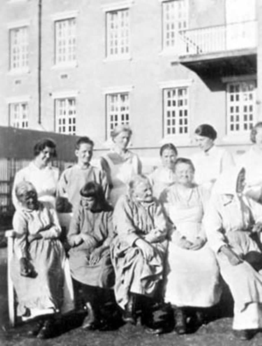 Anno Domkirkeodden, GRUPPE: 11, PASIENTER OG BETJENING, SANDERUD SYKEHUS, BAK FRA VENSTRE: BERGLJOT LUND, HJELLUME