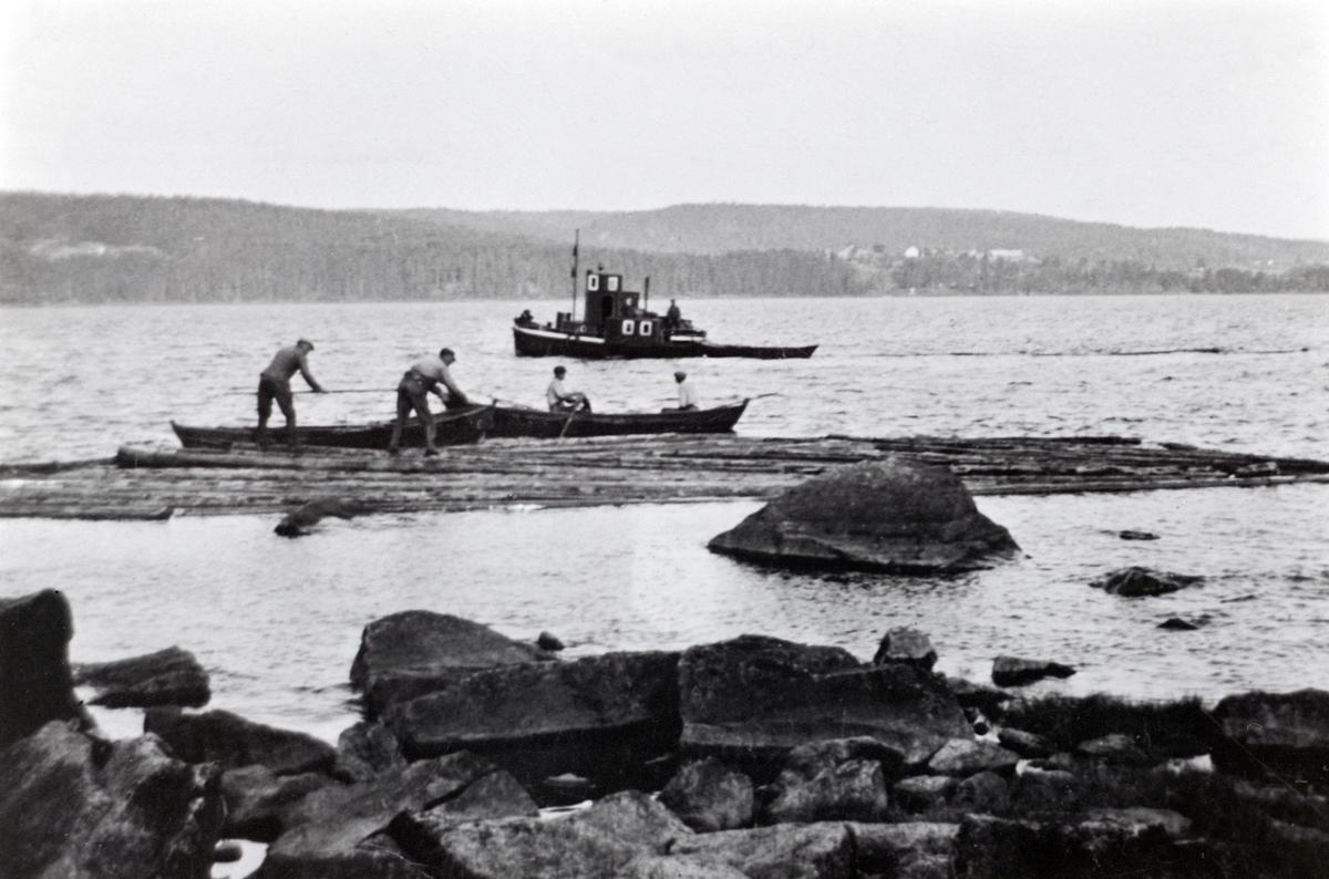 Anno Domkirkeodden, TØMMERFLØTING PÅ MJØSA, 4 MENN I 2 ROBÅTER, TØMMERBÅTEN TØMMERSLEPEREN START, TANGEN. BILDET ER TATT FØR 1950 FOR DA FIKK BÅTEN NYTT OVERBYGG.