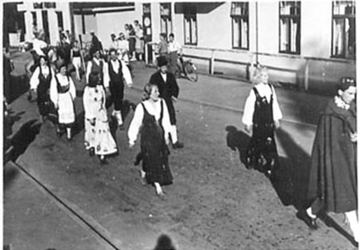 Anno Domkirkeodden, STANGEDAGER, OPPTOG, BUNADKLEDDE FOLK