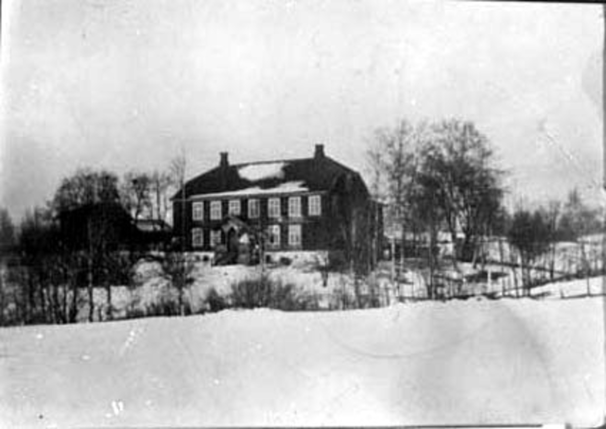 Anno Domkirkeodden, EKSTERIØR: GARDSBRUK, HOVEDBYGNINGEN, FRENNING, VINTER