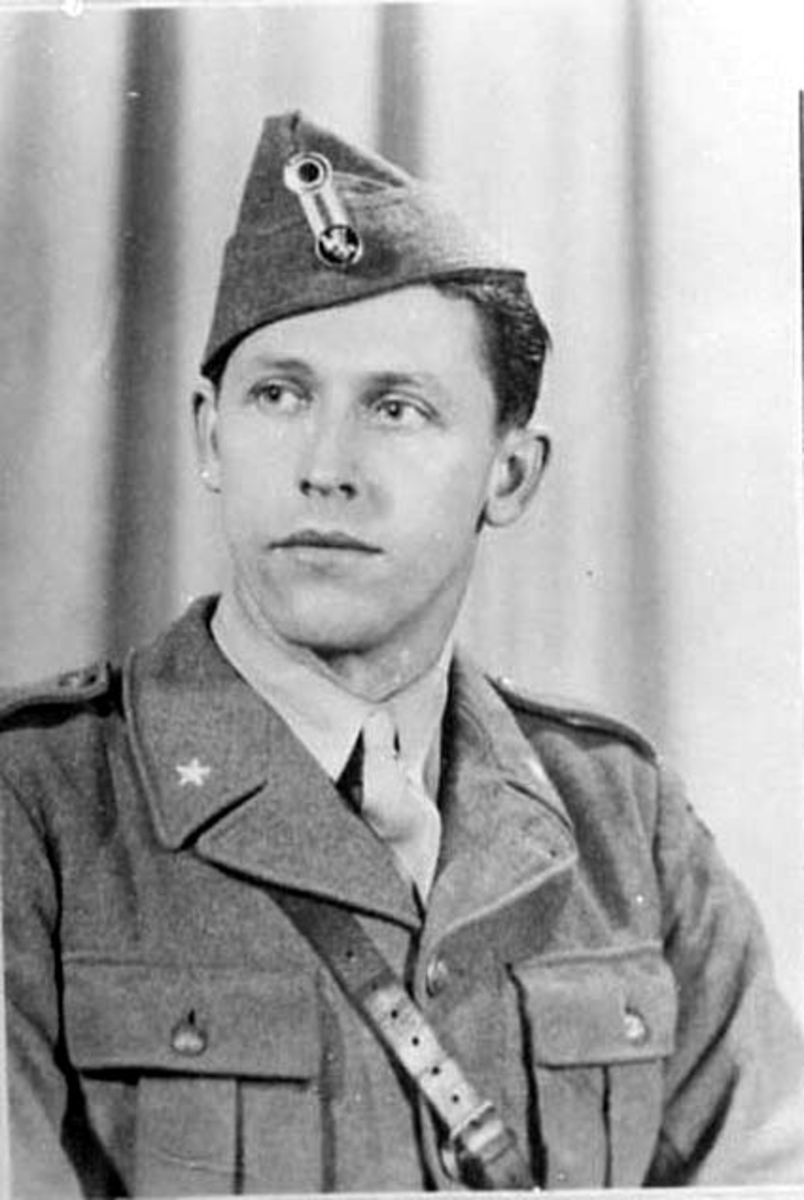 Anno Domkirkeodden, PORTRETT: LEIF HESTNÆS, SENTRAL I MILORG I STANGE OG ROMEDAL UNDER KRIGEN, RØMTE TIL SVERIGE 1944, FENRIK.