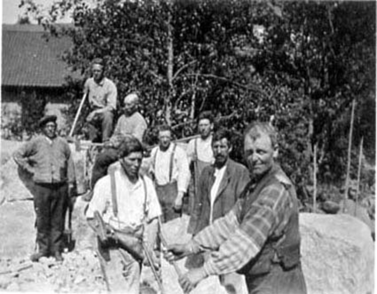 Anno Domkirkeodden, RIKSVEG 50, ANLEGGET EIDSVOLD GRENSE-NYSLE, BYGGING AV BRU VED VIK, GRUPPE: 8 ANLEGGSARBEIDER, FRA VENSTRE: BERNT EVENSEN, UKJENT, RIKARD MIKKELSEN, JOHANNES THOMASSEN, AKSEL TORVE, OLE EKERN, MAGNUS ÅSEN, JENS NYBAK, ESPA