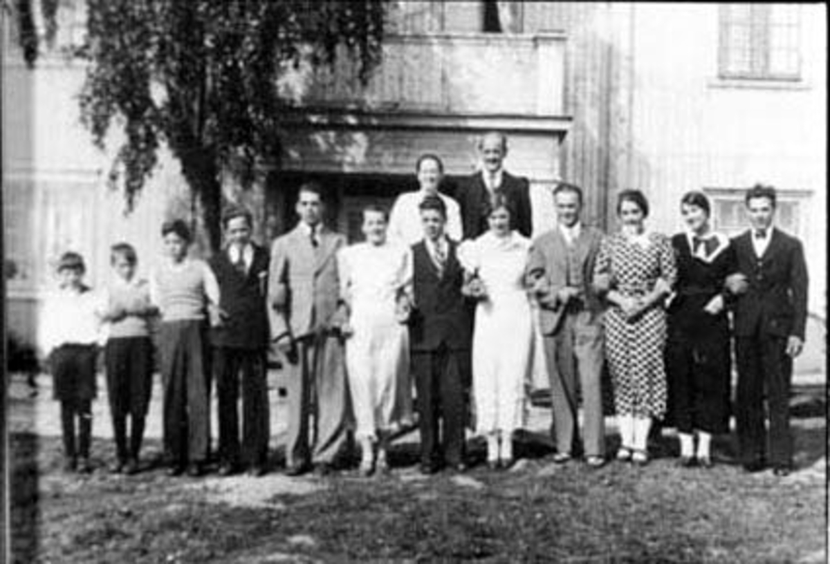 Anno Domkirkeodden, GRUPPE: 14 FAMILIEN JONSEN SJØLI, BAK: NINA KARINE FØDT: VESTBY, JONSEN, SJØLI, OLE, ARNA: ROLF, HALVOR, ERLING ARTHUR, KÅRE, LEIF, GUNVOR, KONSTANSE, ODDVAR, HEDVIG, NICOLAI, MAGNHILD, KRISTINE, JON. HAUKÅSEN.