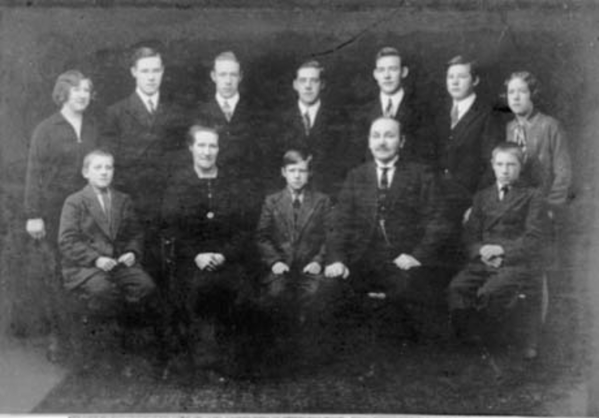 Anno Domkirkeodden, GRUPPE: 12, FAMILIEN FURULUND BAK FRA VENSTRE: OLAVA, OLUF, GUNNAR, MARTIN, OVE, ALF, GUNHILD, FORAN FRA VENSTRE: ARNE HÅKON, OTINE, KNUT, MARTIN NIKOLAY, HENRIK.