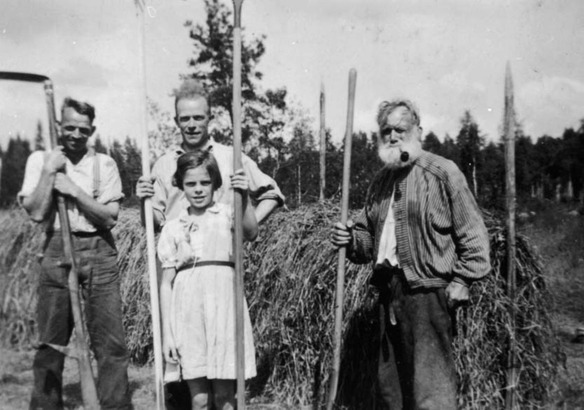 Anno Domkirkeodden, SLÅTTONN, GRUPPE: 4 FORAN HESJE, FRA VENSTRE: OSKAR LYSTAD, JOHAN KRISTENSEN, CAMILA KRISTENSEN, MARTIN LYSTAD, AMUNDSTUEN, STORMOEN,