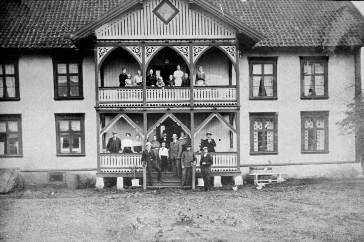 Anno Domkirkeodden, EKSTERIØR: GARDSBRUK, HOVEDBYGNINGEN KAATERUD ØVRE, MYE FOLK, KÅTERUD ØVRE, OTTESTAD