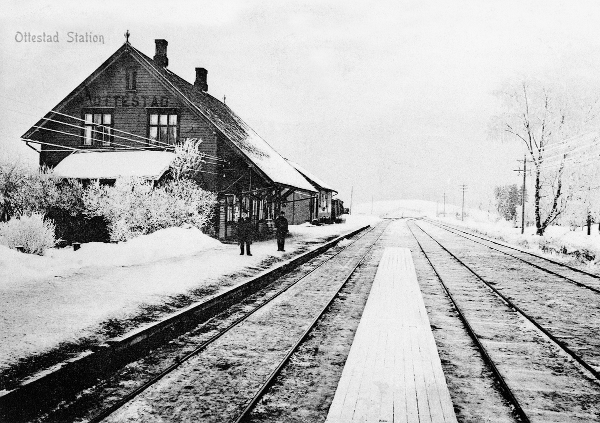 Anno Domkirkeodden, EKSTERIØR: OTTESTAD STASJON, VINTER, 2 MENN PÅ PERRONGEN, OTTESTAD, POSTKORT.