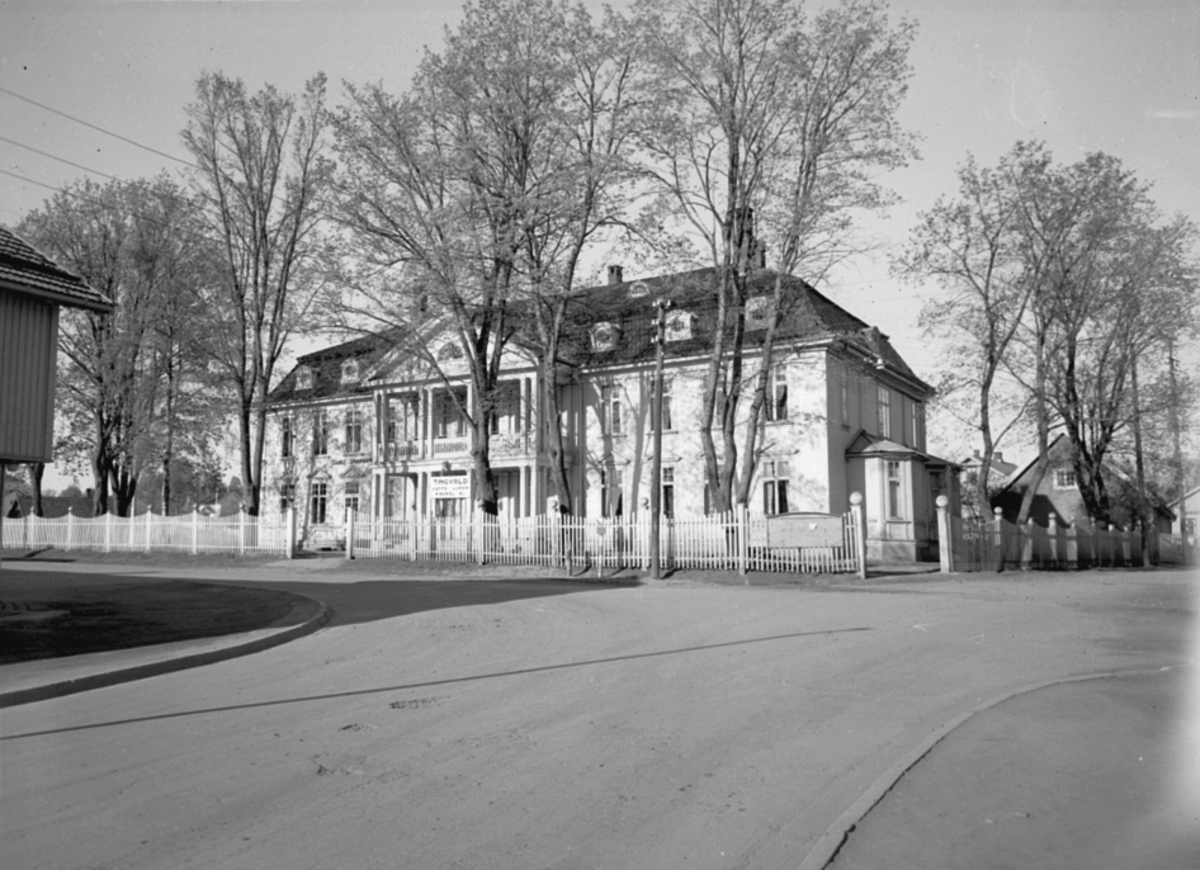 Anno Domkirkeodden, Tingvold, Stange. Sparebank,Kafe,kommunestyresal, forsamlingslokale, festsal, empirestil, Bygd 1886.
