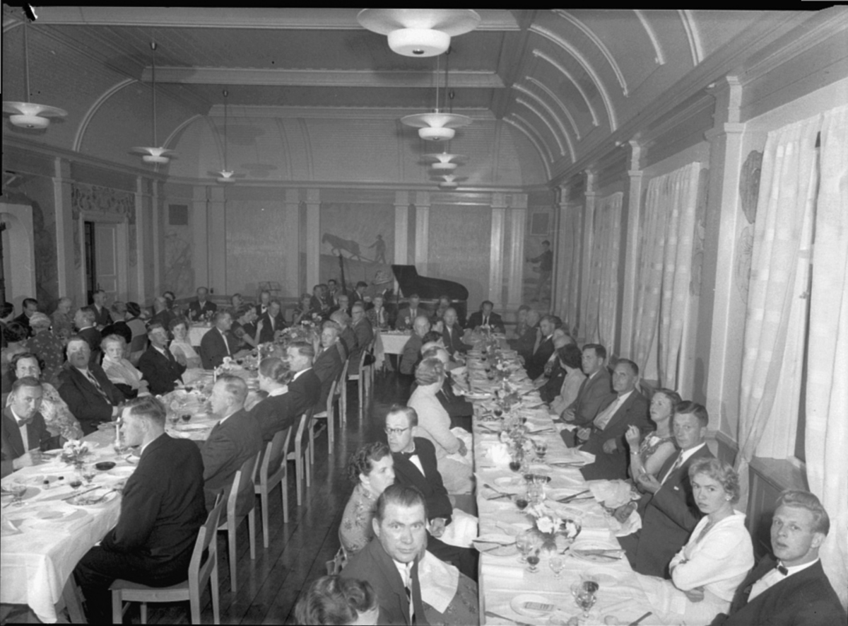 Anno Domkirkeodden, INTERIØR: TINGVOLD, STANGE MEIERI, FEST, FOLK, DEKKET LANGBORD, SAL, VEGGMALERIER