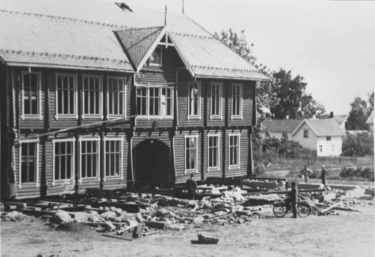 Anno Domkirkeodden, EKSTERIØR: GAMLE STANGE SKOLE, UNDER FLYTTING