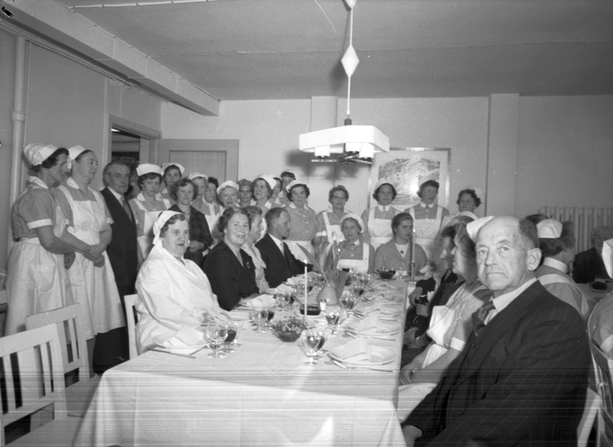 Anno Domkirkeodden, GRUPPE: SYKEHUSPERSONALE, AVSKJEDSFEST SØSTER ANNA, STYRET, GJESTER, INTERIØR: STANGE SYKEHUS, DEKKET LANGBORD