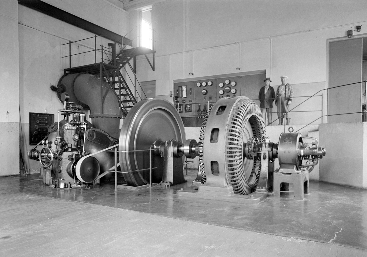 Anno Domkirkeodden, INTERIØR: TURBINER, VIKSELVEN KRAFTSTASJON, 2 MENN, VIK KRAFTSTASJON, STANGE ELEKTRISITETSVERKSE BOKA FOLK OG KRAFT STANGE ENERGI 1916-2006 S. 37