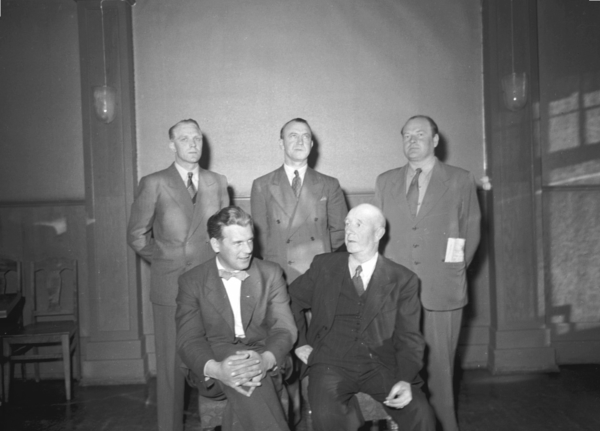 Anno Domkirkeodden, GRUPPE: 5, STANGE VANNVERKSSTYRE, BAK FRA VENSTRE: JØRGEN JENSEN, HELMER SØRHOLTE, ANDERS REE, FORAN: O. J. KIELLAND REE, ORDFØRER. CHR. STENSBAK,