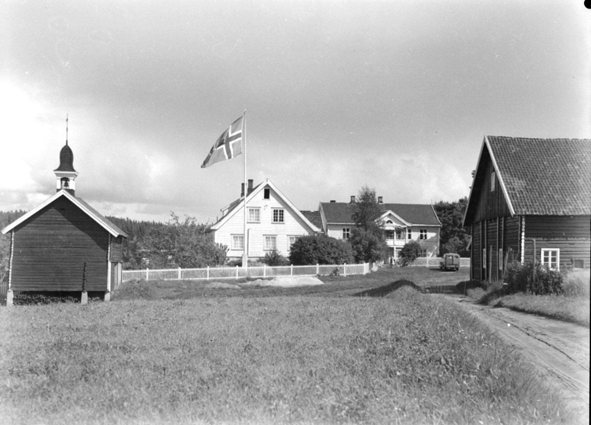 Anno Domkirkeodden, EKSTERIØR: GARDSTUN, OUSTAD, AUSTAD, TANGEN