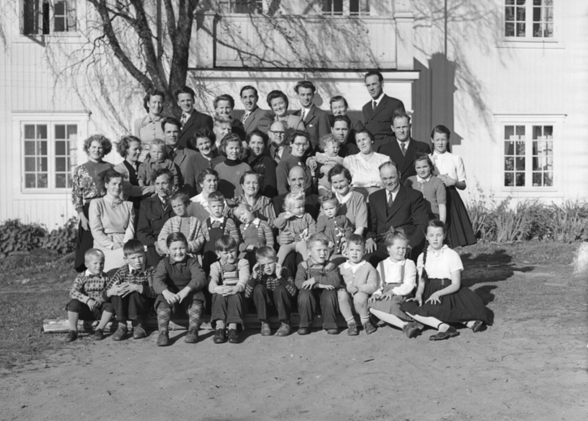 Anno Domkirkeodden, GRUPPE: STOR FAMILE 45 STK. FAMILIEN SJØLI, ÅSVANG, Stange.