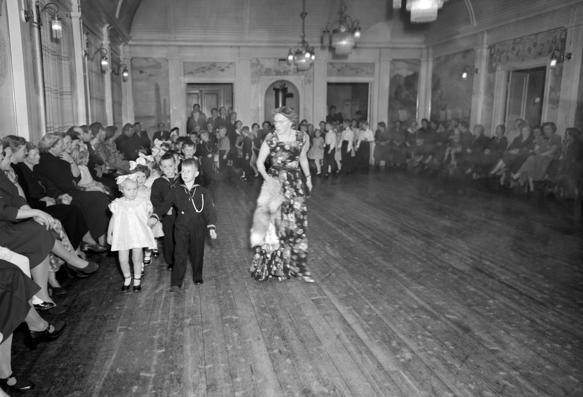Anno Domkirkeodden, INTERIØR: TINGVOLD, DANSESKOLE RAGNHILD WETHAMMER, DANSESKOLELÆRER