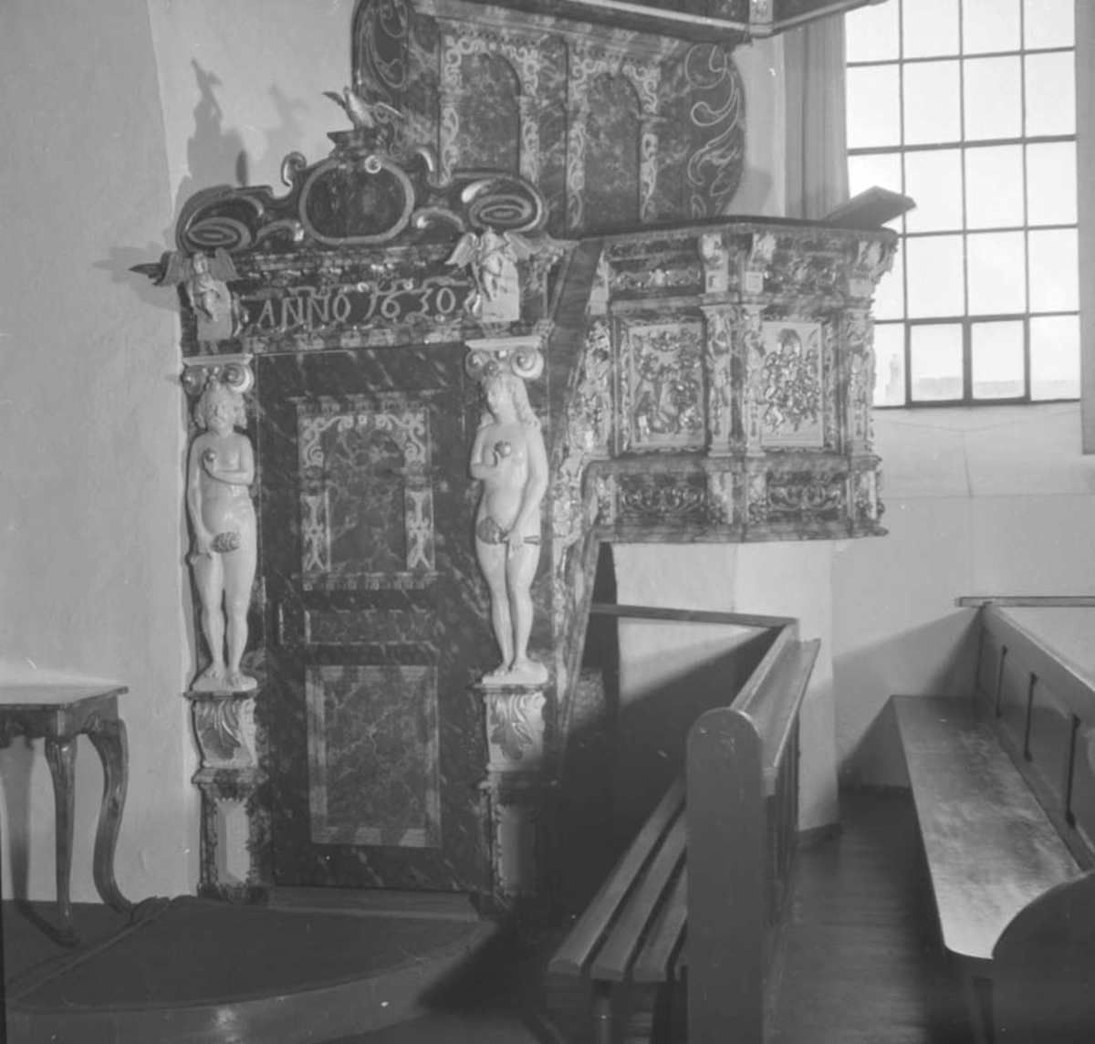 Anno Domkirkeodden, INTERIØR: STANGE KIRKE, PORTALEN TIL PREKESTOLEN