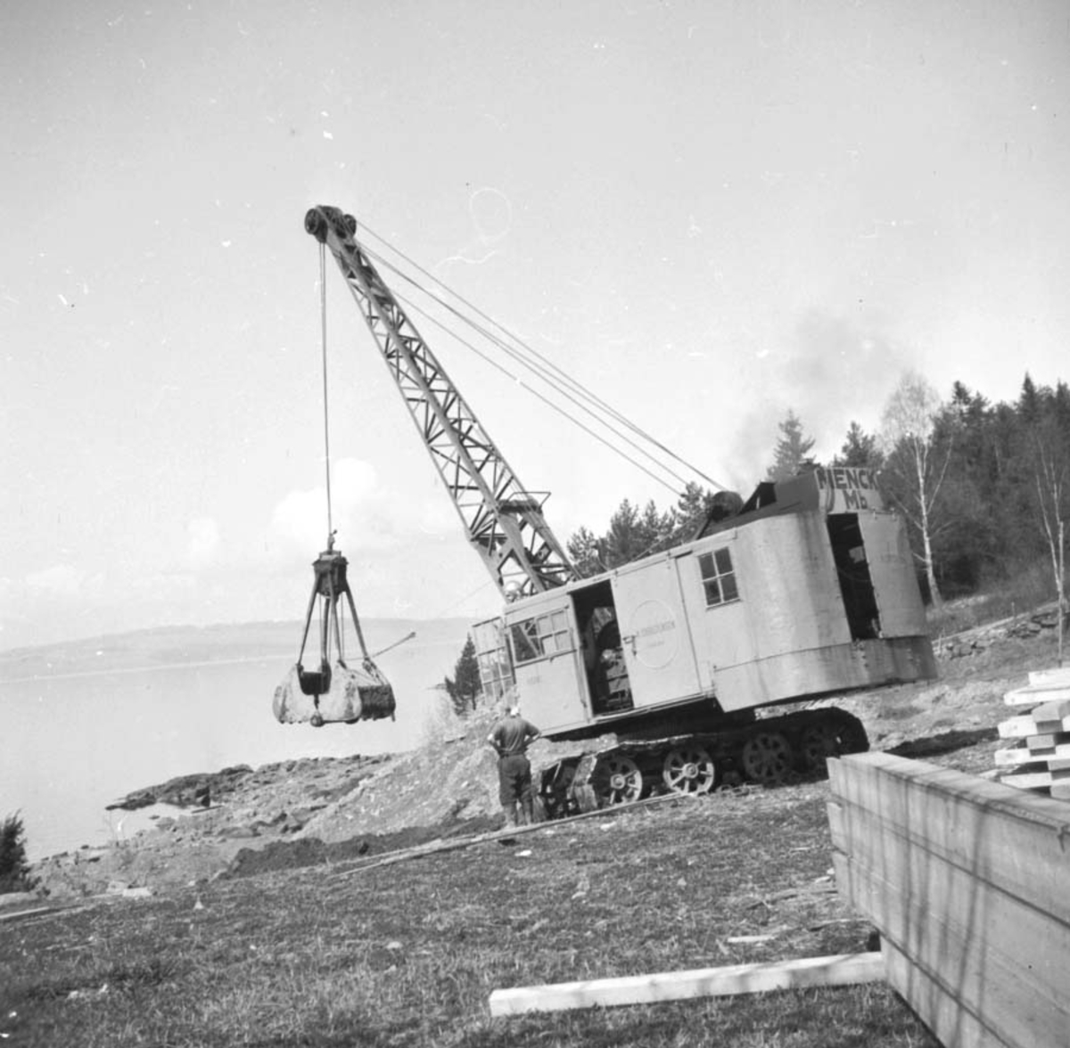 Anno Domkirkeodden, STANGE KOMMUNE, VANNVERKET, GRAVEMASKIN VED MJØSA, FRANGSTØA, FRANGSTØEN PUMPESTASJON