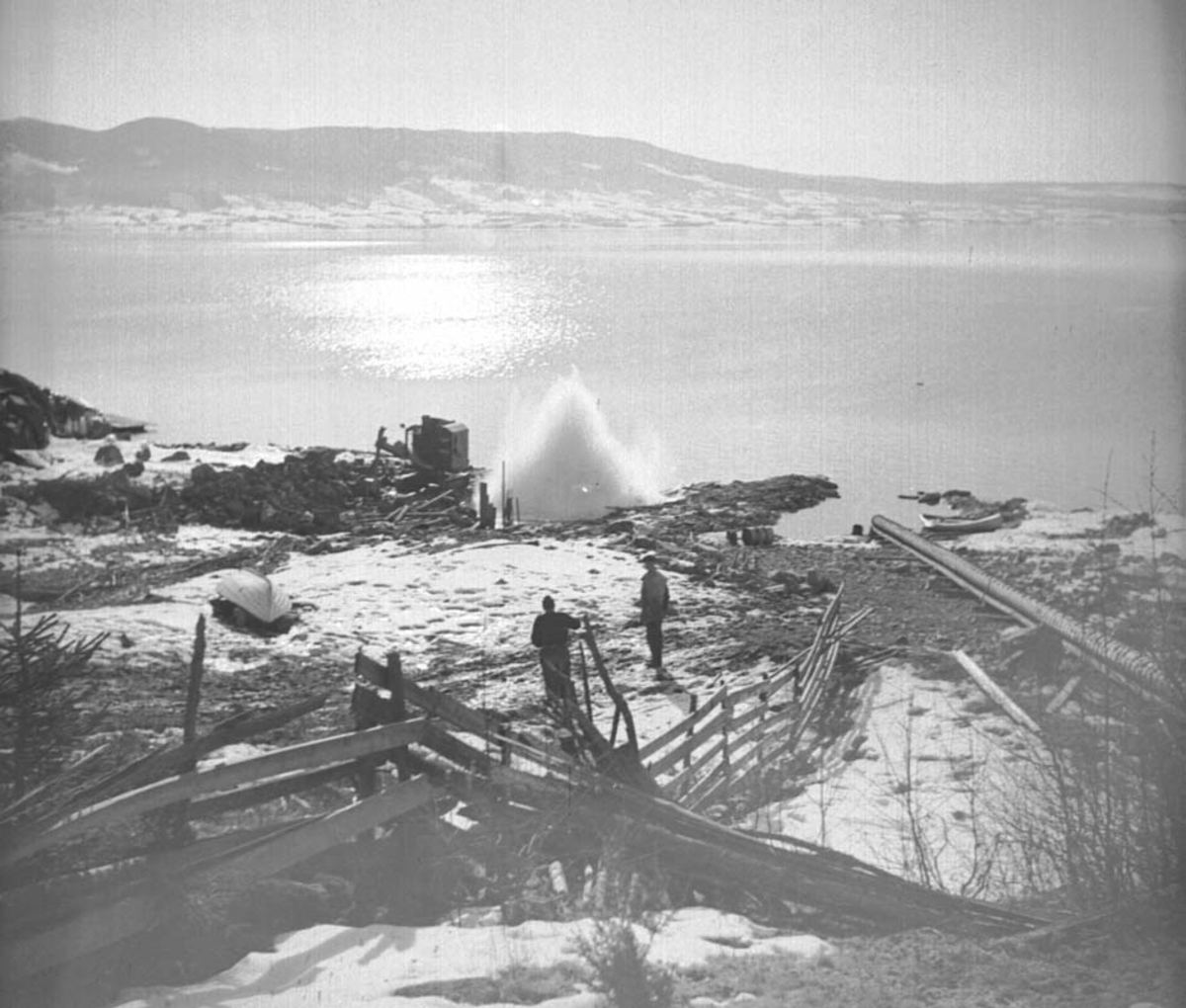 Anno Domkirkeodden, STANGE KOMMUNE, VANNVERKET, RØRLEGGING, ARBEIDERE VED MJØSKANTEN, FRANGSTUA, FRANGSTØEN