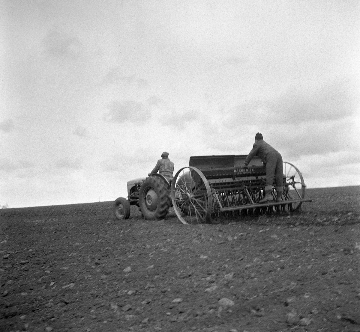 Anno Domkirkeodden, TRAKTOR MED SÅMASKIN, FOKHOL GÅRD,