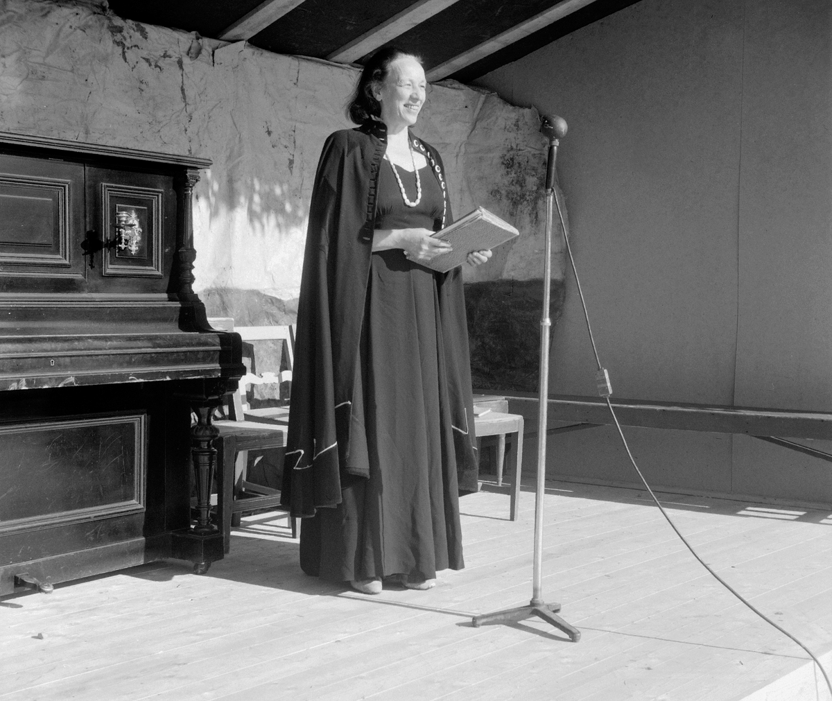 Anno Domkirkeodden, STANGEUTSTILLING, FORFATTER INGEBORG REFLING HAGEN, UTESCENE, UTSTILLINGSPLASSEN, HAMAR