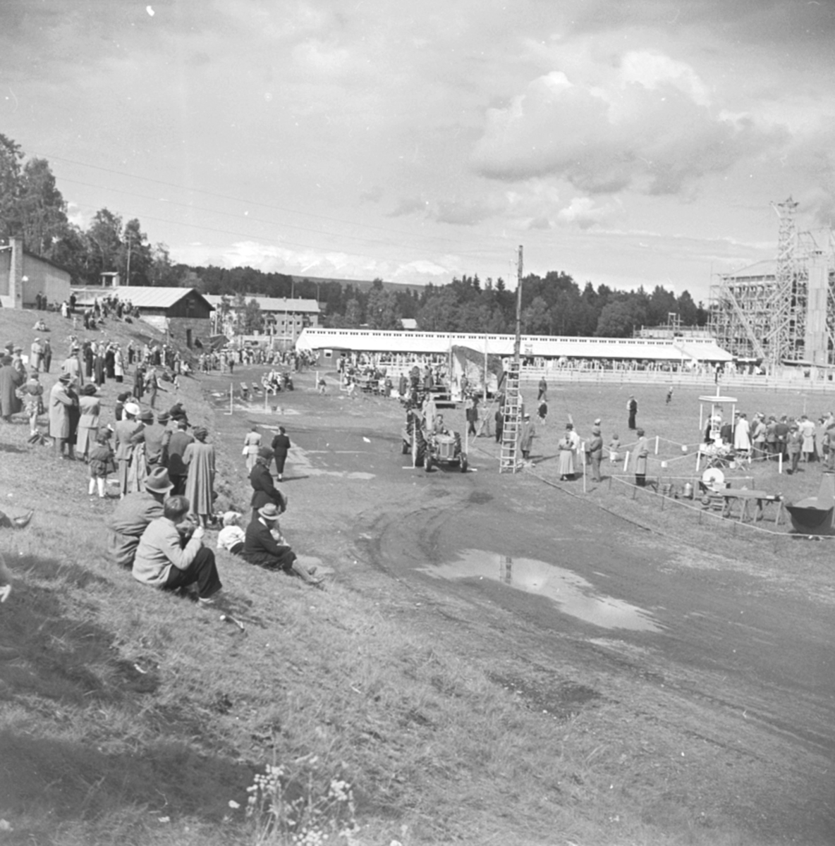 Anno Domkirkeodden, STANGEUTSTILLING, OVERSIKT, MYE FOLK, LANDBRUKSMASKINERUTSTILLINGSPLASSEN, HAMAR