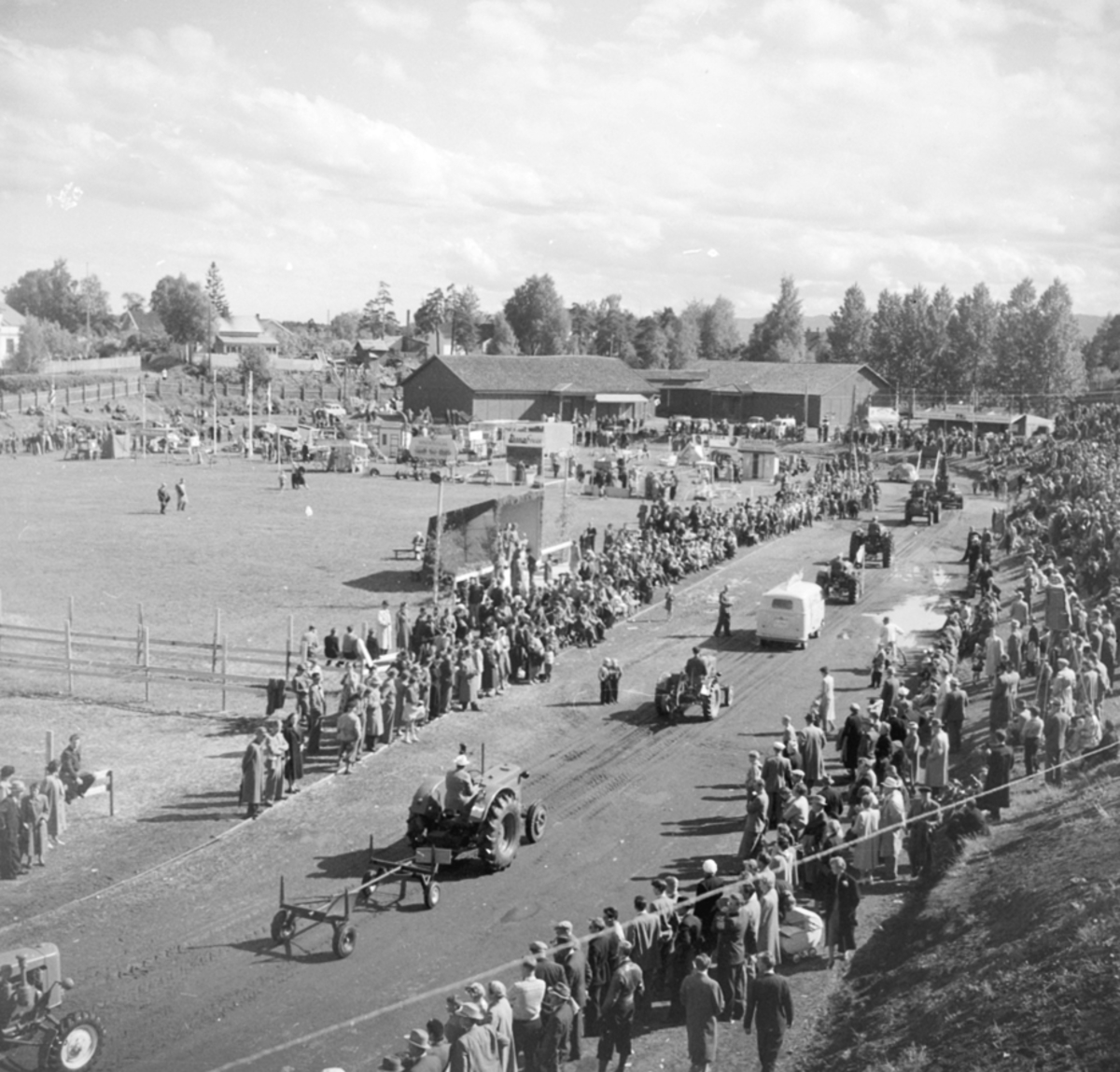 Anno Domkirkeodden, STANGEUTSTILLING, OVERSIKT, MYE FOLK, LANDBRUKSMASKINER, UTSTILLINGSPLASSEN, HAMAR