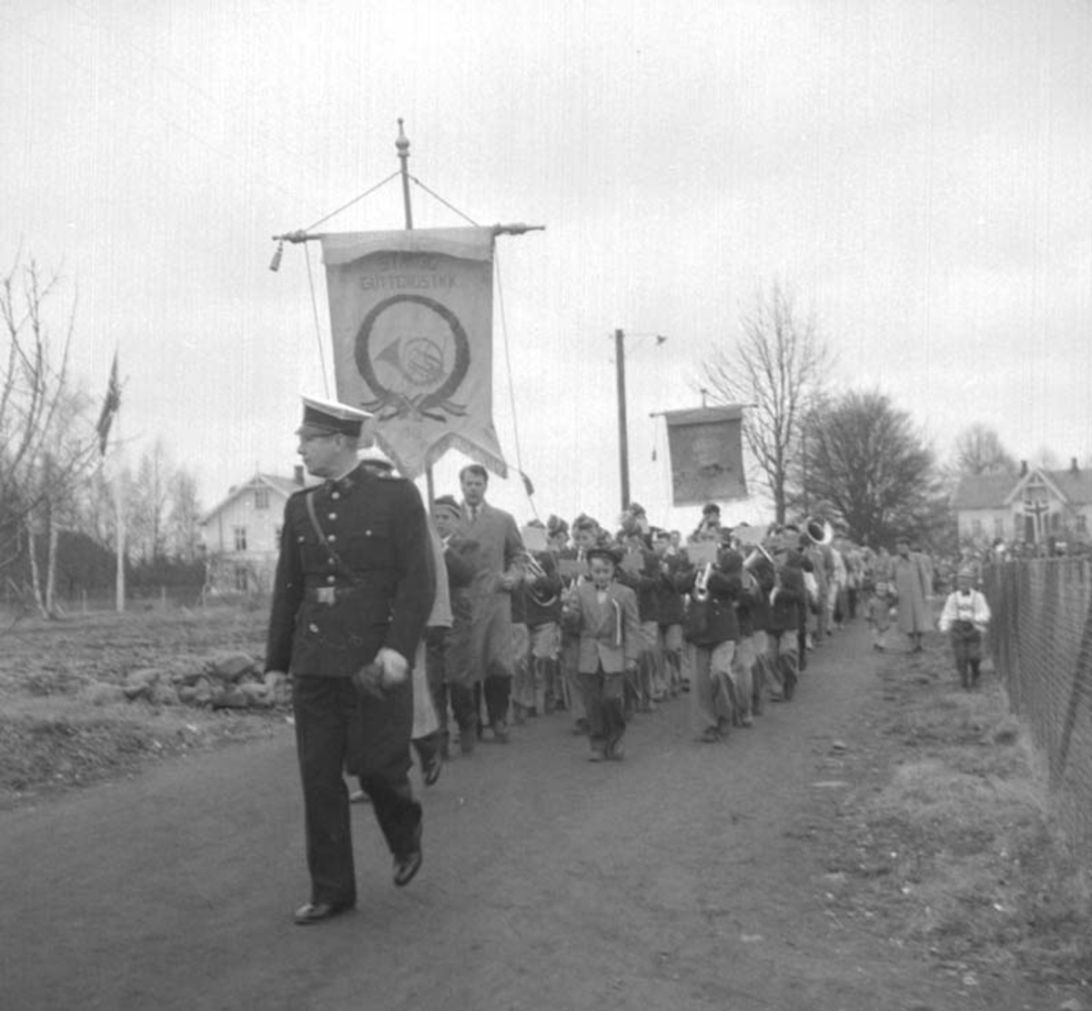 Anno Domkirkeodden, 17 MAITOG, BARNETOG, FLAGG, MUSIKKORPS, POLITI, HUUSE, STEIN I FORGRUNNEN, NÅ LENSMANN,