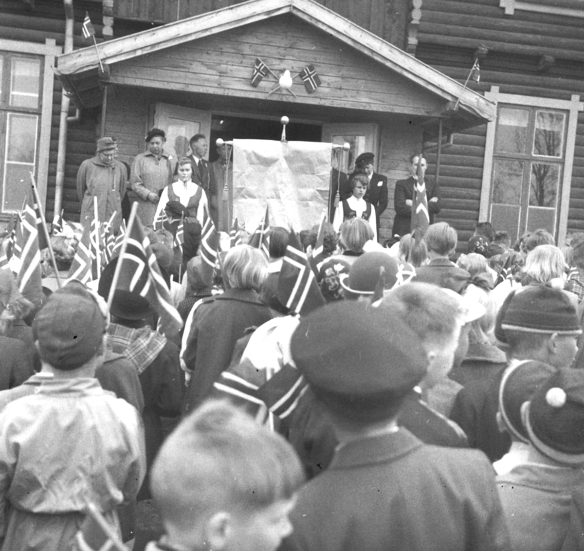 Anno Domkirkeodden, 17 MAI, APELL FORAN SKOLEN, SKOLETRAPPA, FRA HØYRE: BERG, FINN LÆRER, BAK: SKIBENES, LOUISE, TIL VENSTRE: FRK. RØHNE,