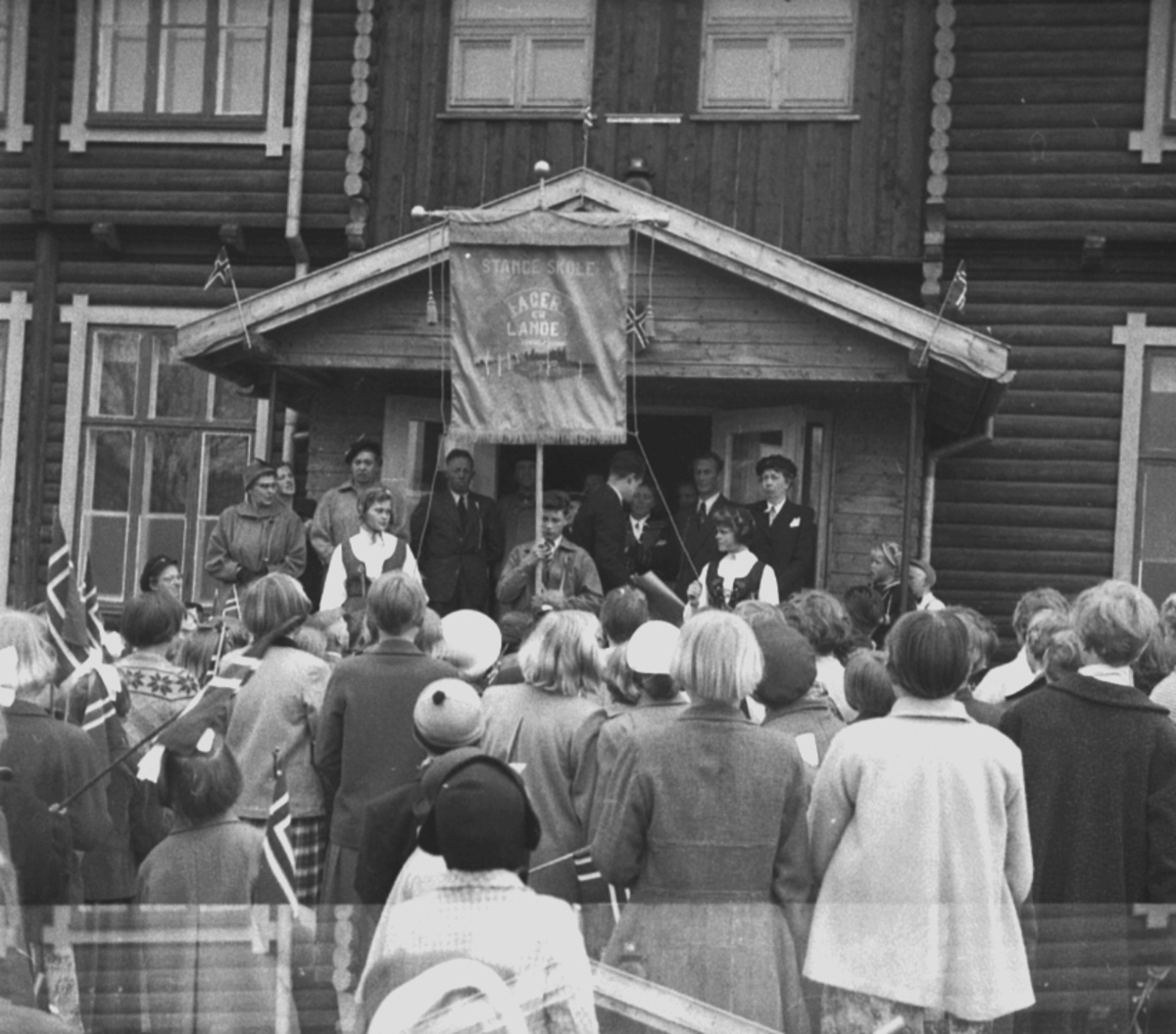 Anno Domkirkeodden, 17 MAI FEIRING, SKOLEPLASSEN, BARN, FANE: STANGE SKOLE "FAGERT ER LANDET",