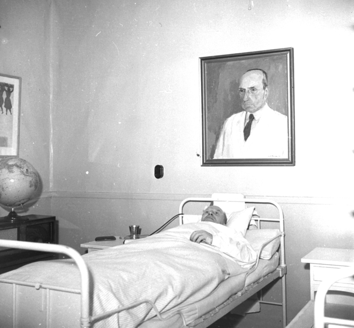 Anno Domkirkeodden, INTERIØR: STANGE SYKEHUS, SYKEROM, MALERI: DR. THORSHAUG, PASIENT, SENG, S