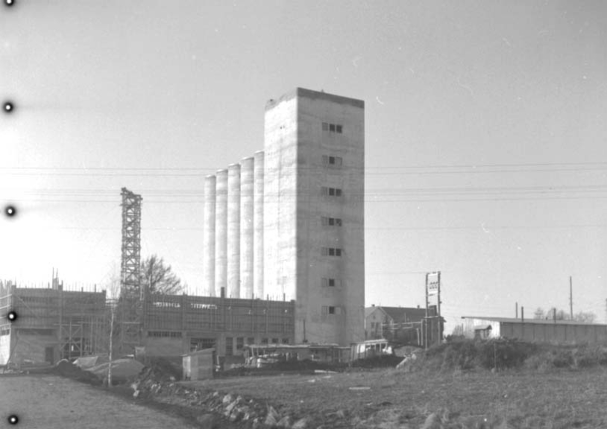 Anno Domkirkeodden, FELLESKJØPETS MØLLE, SILOEN BYGGES