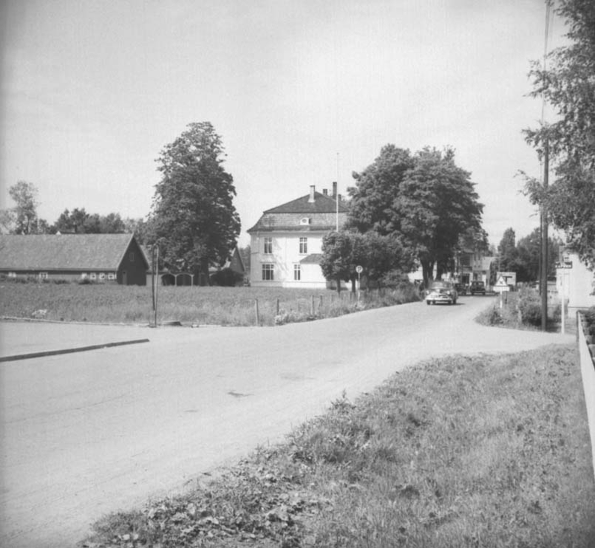 Anno Domkirkeodden, EKSTERIØR: TINGVOLD, RIKSVEG 222, BILER
