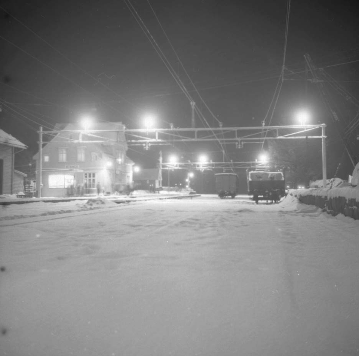 Anno Domkirkeodden, OVERSIKT STANGE JERNBANESTASJON, NATT