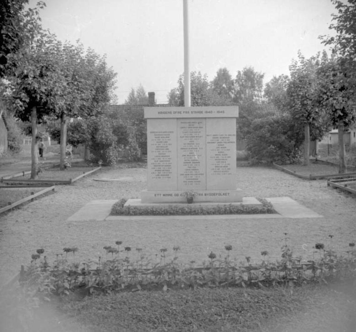 Anno Domkirkeodden, MONUMENT: KRIGENS OFRE PÅ STANGE 1940-1945, MONUMENTPLASSEN.