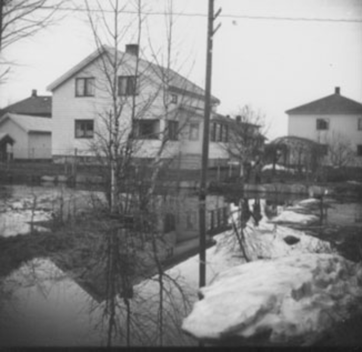 Anno Domkirkeodden, OVERSVØMMELSE, VÅRFLOM, WILBERGS HUS, 2 BARN MED TRILLEBÅR OG LEKEBIL,