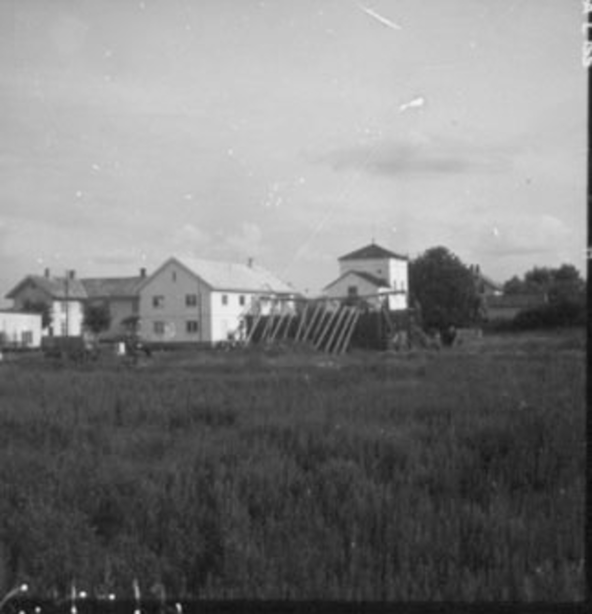 Anno Domkirkeodden, Stange E-verk. F.v. kontorbygningen, lagerbygningen, koblingsstasjonen.