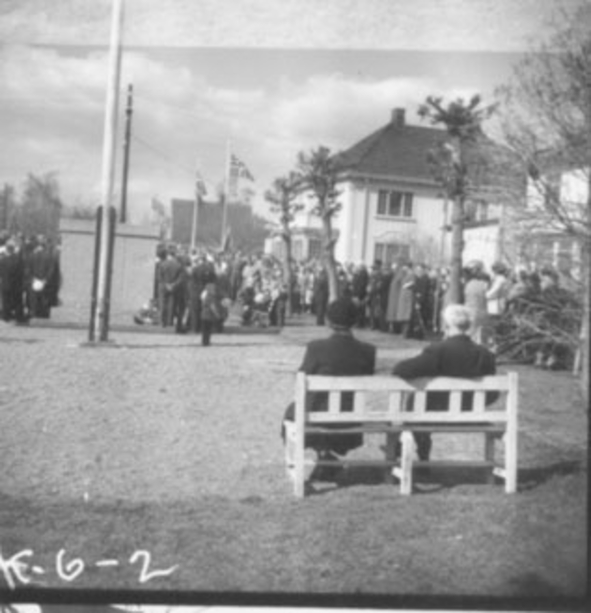 Anno Domkirkeodden, 1. MAI, MINNESMERKE OVER DE FALNE, MYE FOLK, BENK,