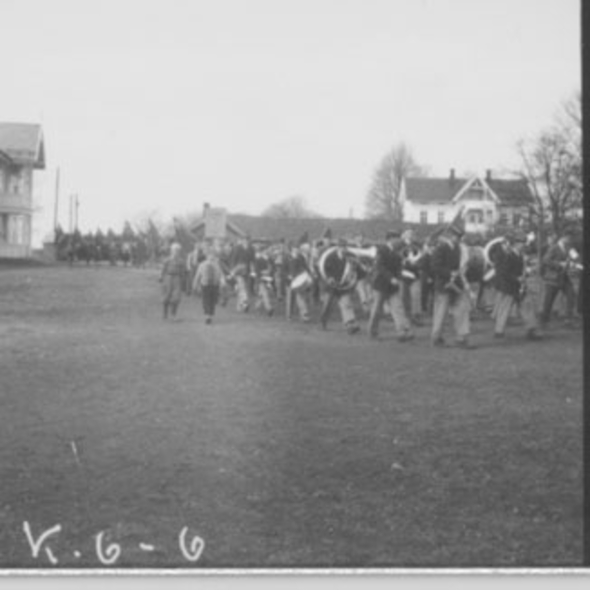 Anno Domkirkeodden, 1. MAI TOG, MUSIKKORPS I FORGRUNNEN, MYE FOLK,