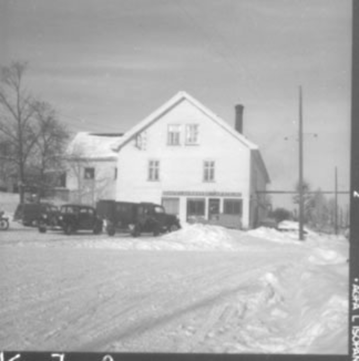 Anno Domkirkeodden, EKSTERIØR: STANGE MEIERI, BILER, FOLK UTENFOR, VINTER,