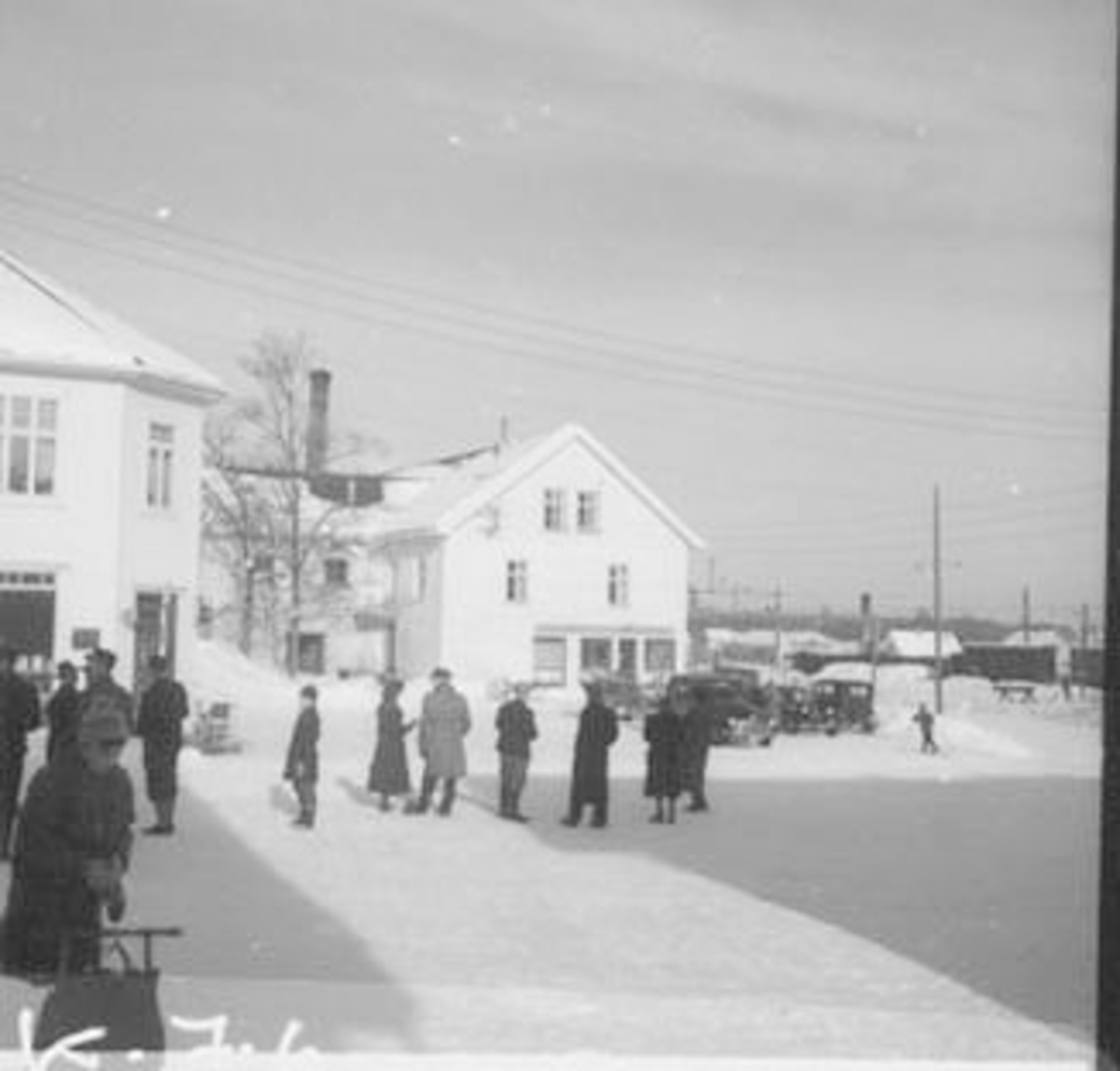 Anno Domkirkeodden, EKSTERIØR: STANGE MEIERI, FOLK UTENFOR, BILER, VINTER,