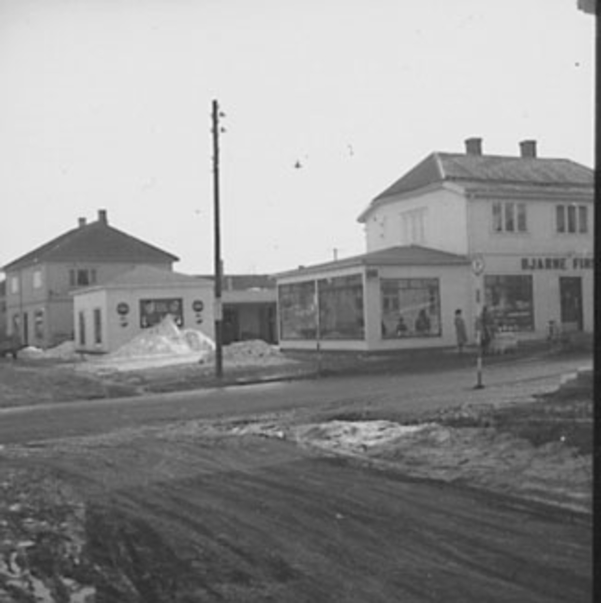 Anno Domkirkeodden, EKSTERIØR: NORDBERG, FINSTAD, BJARNE FORRETNING, FOLK, BARNEVOGN, STANGEBYEN