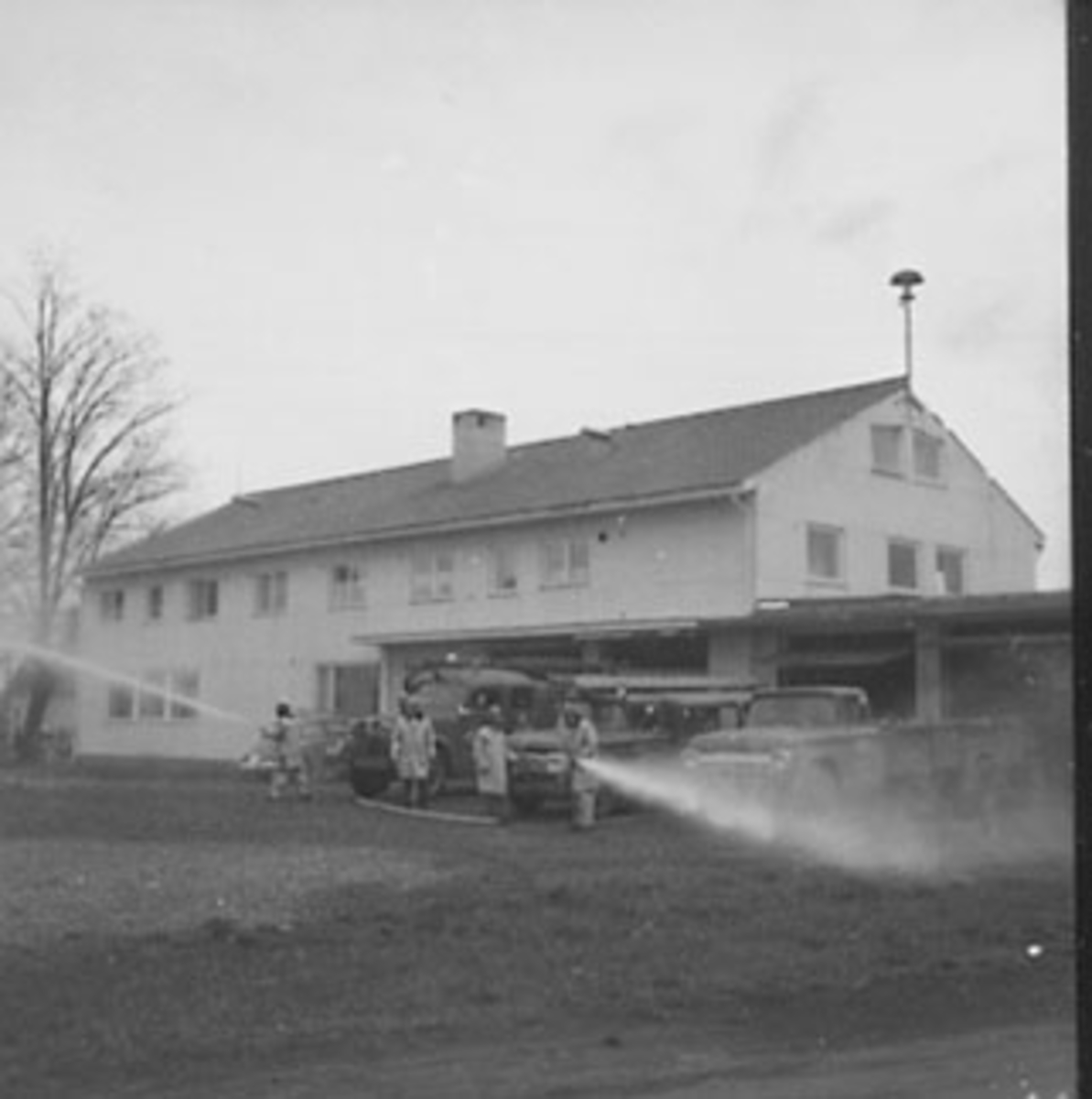 Anno Domkirkeodden, BRANNØVELSE, STANGE BRANNVESEN, EKSTERIØR: BRANNSTASJONEN, BRANNMENN, BRANNSLANGE, BRANNBILER,