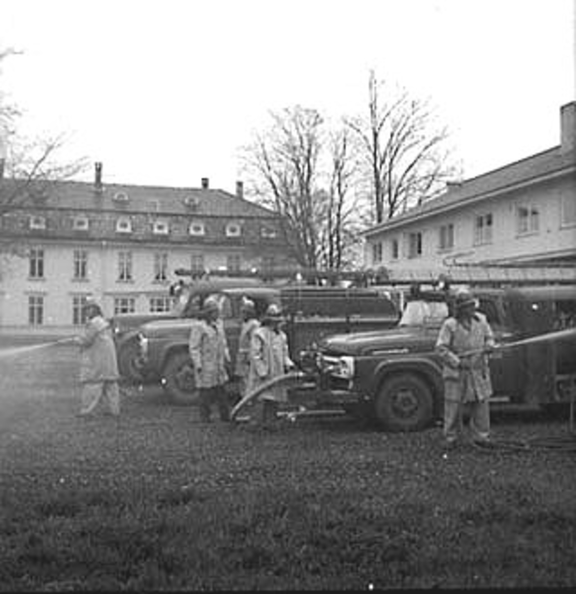 Anno Domkirkeodden, BRANNØVELSE, STANGE BRANNVESEN, EKSTERIØR: BRANNSTASJONEN, BRANNMENN, BRANNSLANGE, BRANNBILER