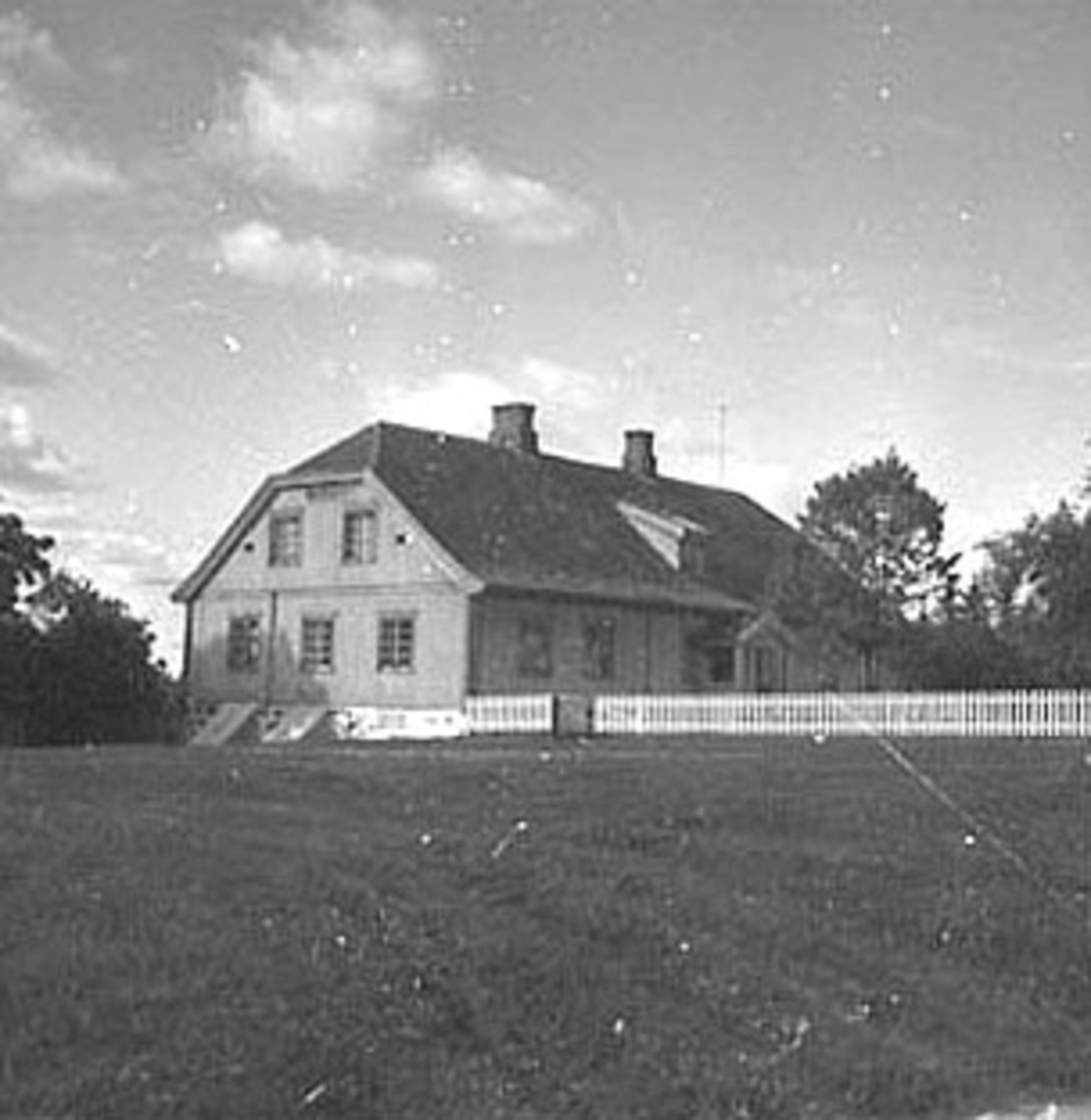 Anno Domkirkeodden, EKSTERIØR : GARDSBRUK, HOVEDBYGNINGEN, HUSEBY GÅRD,