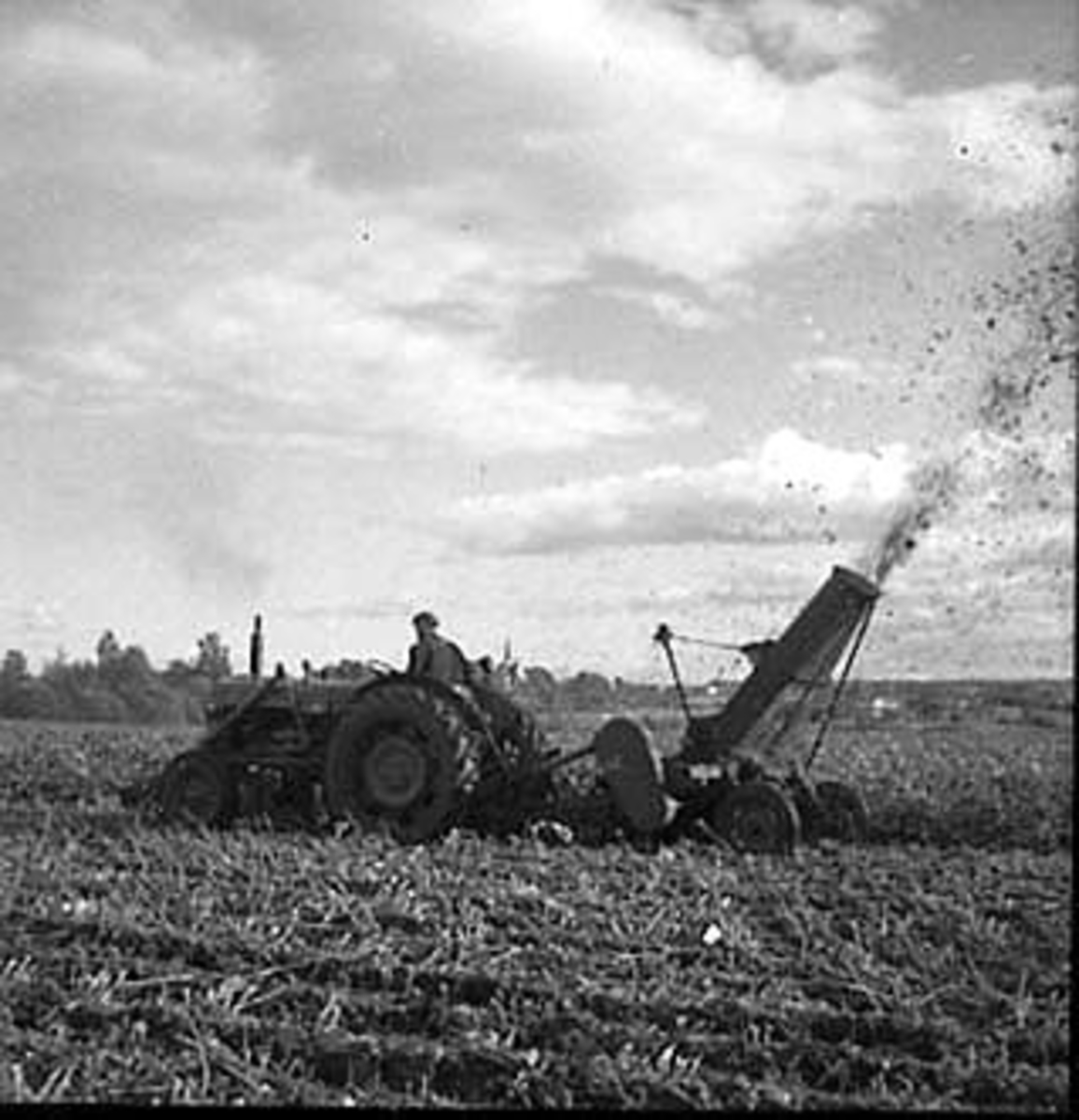 Anno Domkirkeodden, TRAKTOR MED FORHØSTER, HUSEBY GÅRD,